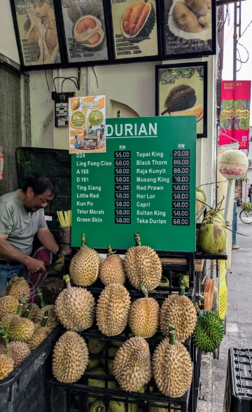 Een stalletje met Durians in George Town