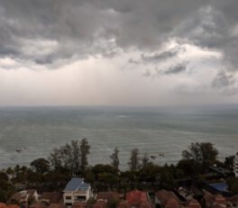 Donkere wolken boven Pantai Miami, Penang
